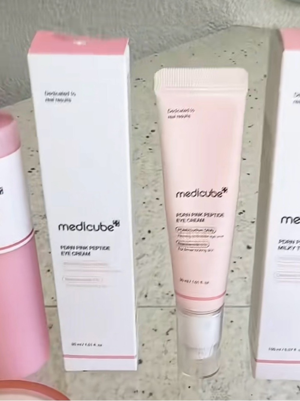 Medicube Miranda ‘s Barrier support set helps to protect skin triple collagen